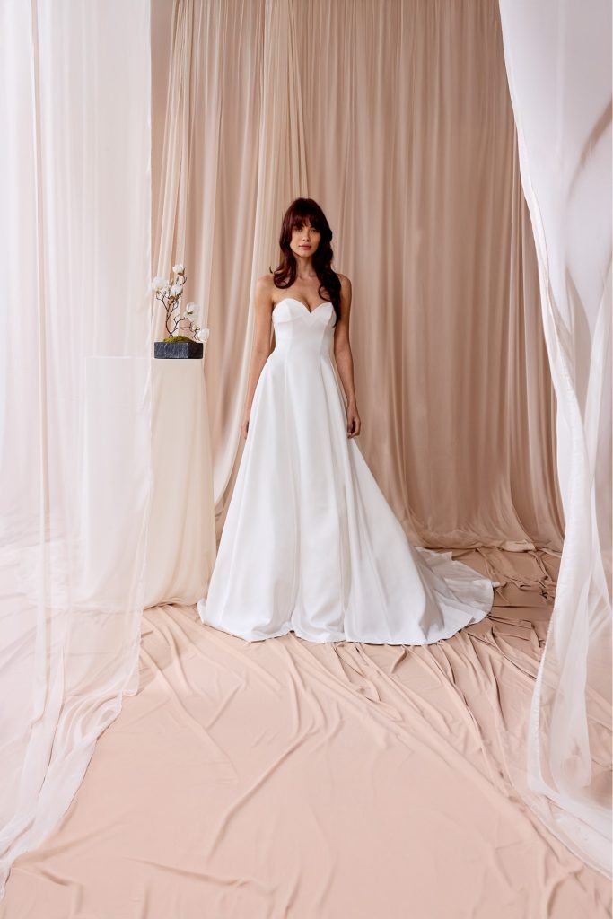 In questa foto la modella indossa un abito da sposa nagae 2026