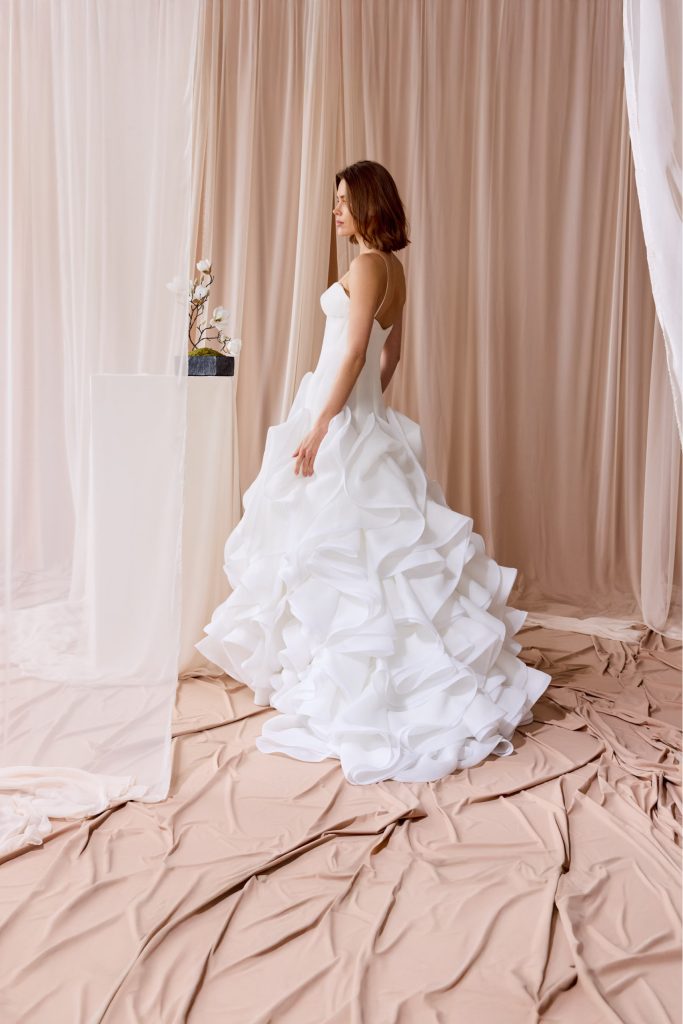 In questa foto la modella indossa un abito da sposa nagae 2026