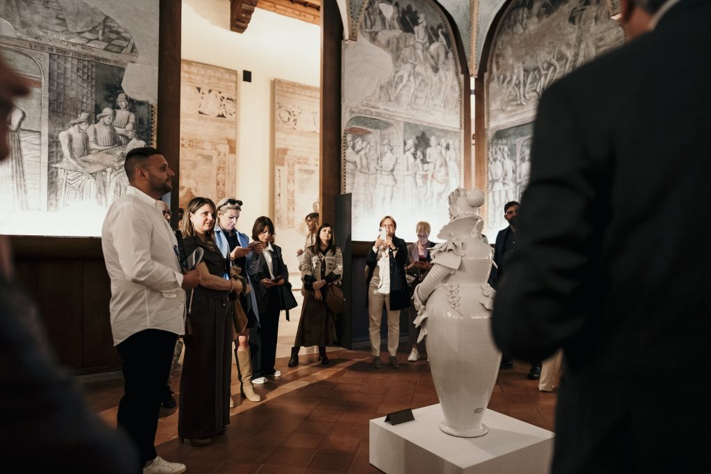 In questa foto l'opera la pupa di gaestano fasano durante Milano Set Mediterraneo 2025 