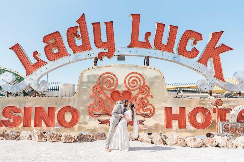 In questa foto una coppia di sposi al Neon Museum di Las Vegas, dove si è sposata