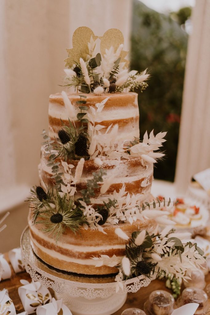In questa foto la naked cake, tra i tipi di torte matrimonio che non tramontano mai