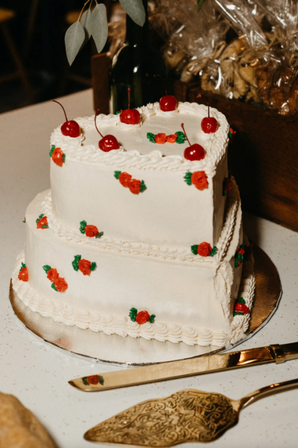 In questa foto una torta nuziale a due piani a forma di cuore: le Heart Cakes sono tra le torte matrimonio più hot del momento