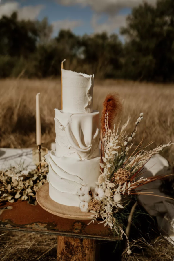 In questa foto una torta nuziale  perfetta per un matrimonio country chic o boho chic