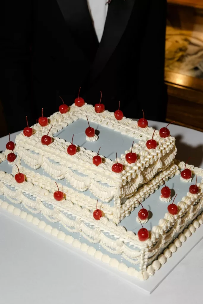 In questa foto, una torta di matrimonio a più piani rettangolari