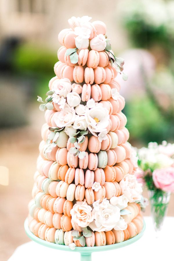 In questa foto una torta di macarons, tra le alternative più glamour in fatto di torte matrimonio