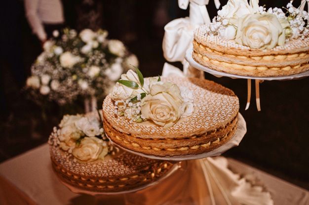 In questa foto tre torte di matrimonio millefoglie