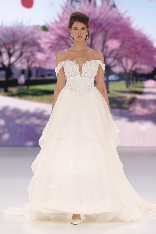In questa foto la modella indossa un abito da sposa Randy Fenoli Bridal 2026 della Global Bridal House