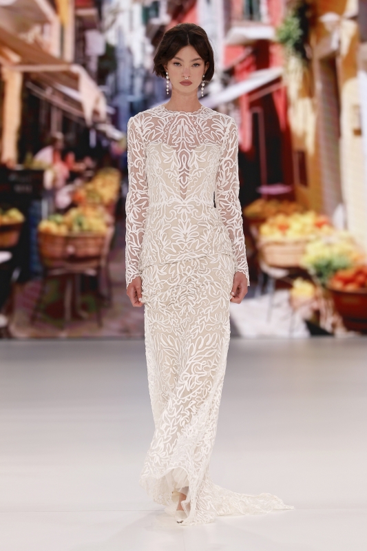 In questa foto la modella indossa un abito da sposa Modeca 2026 della Global Bridal House