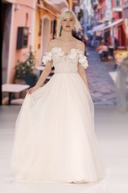 In questa foto la modella indossa un abito da sposa Modeca 2026 della Global Bridal House