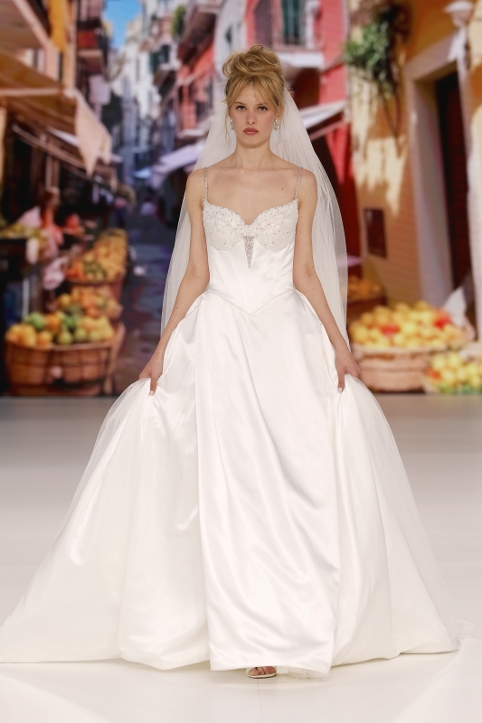 In questa foto la modella indossa un abito da sposa Modeca 2026 della Global Bridal House