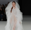 Abiti da sposa Helena 2026, sensualità rock in passerella