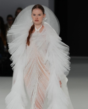 Abiti da sposa Helena 2026, sensualità rock in passerella