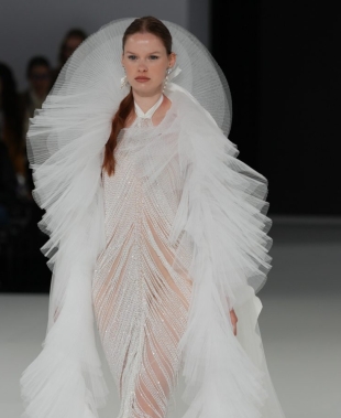 Abiti da sposa Helena 2026, sensualità rock in passerella
