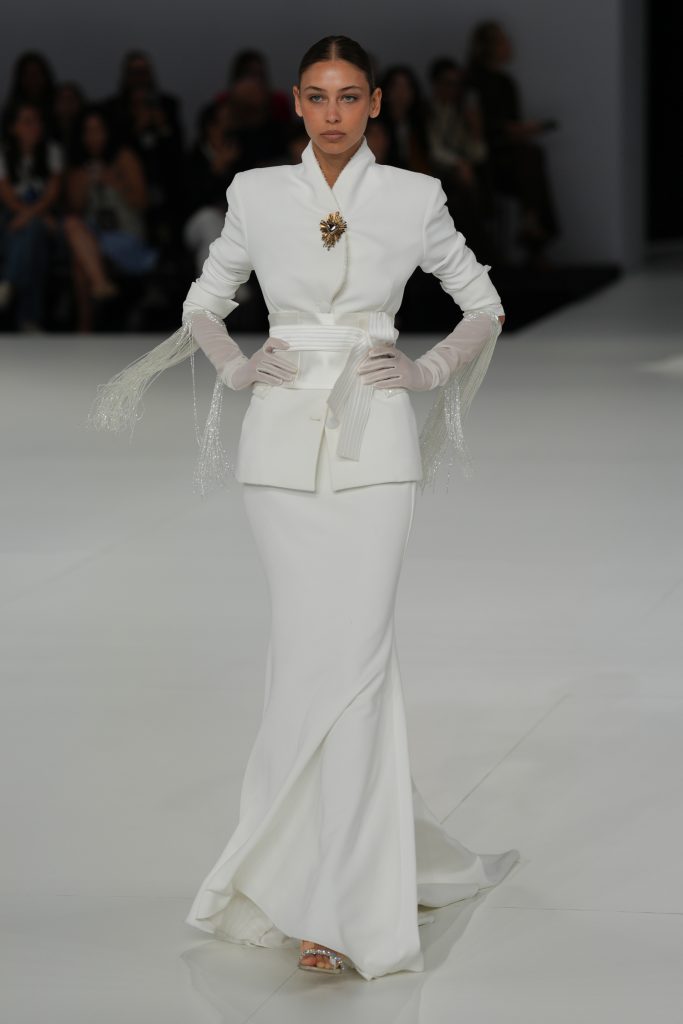 In questa foto la modella indossa un abito da sposa Helena 2026