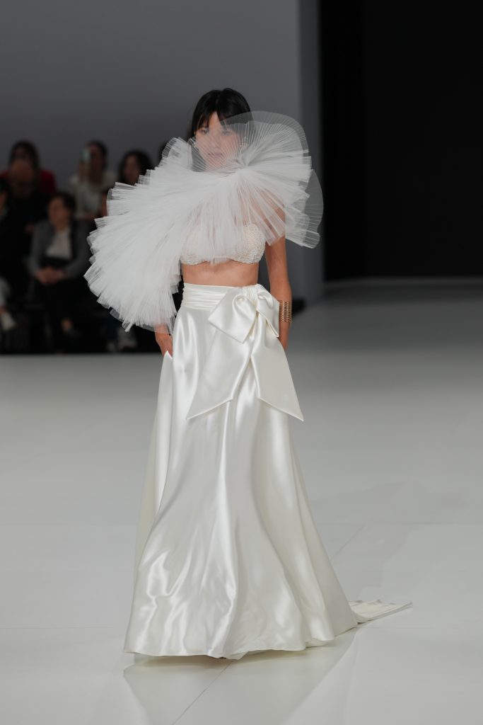 In questa foto la modella indossa un abito da sposa Helena 2026