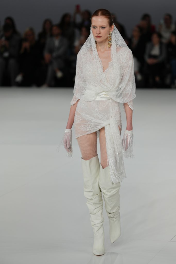In questa foto la modella indossa un abito da sposa Helena 2026