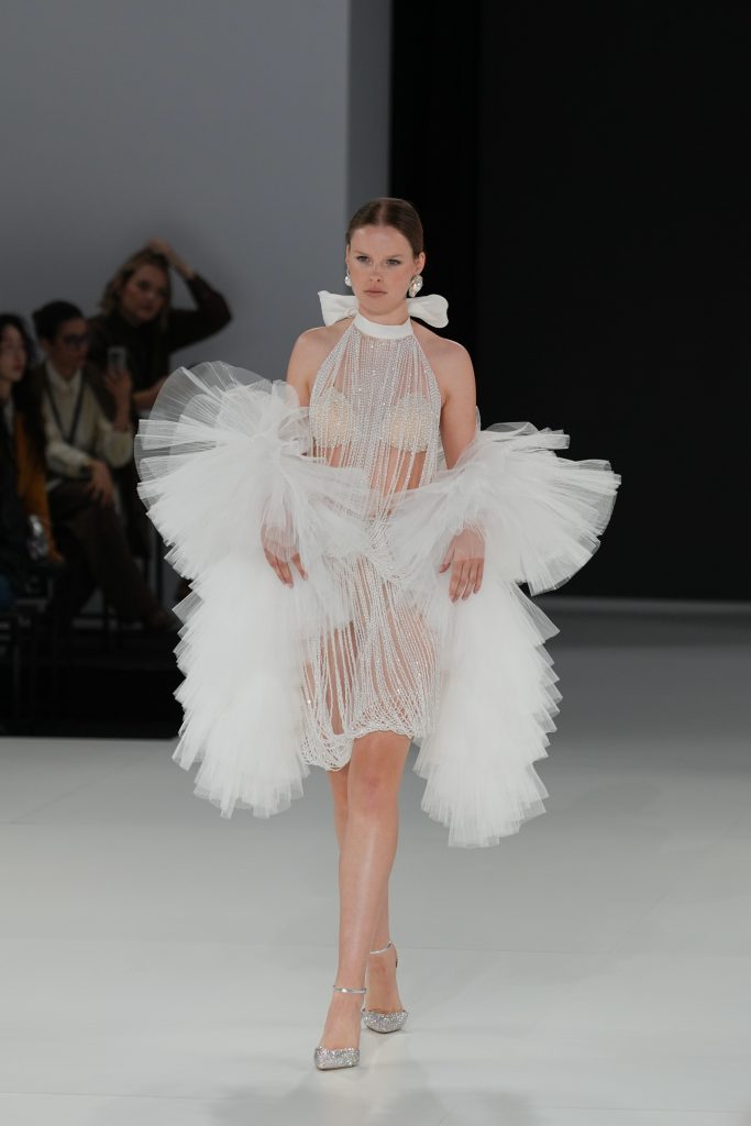 In questa foto la modella indossa un abito da sposa Helena 2026