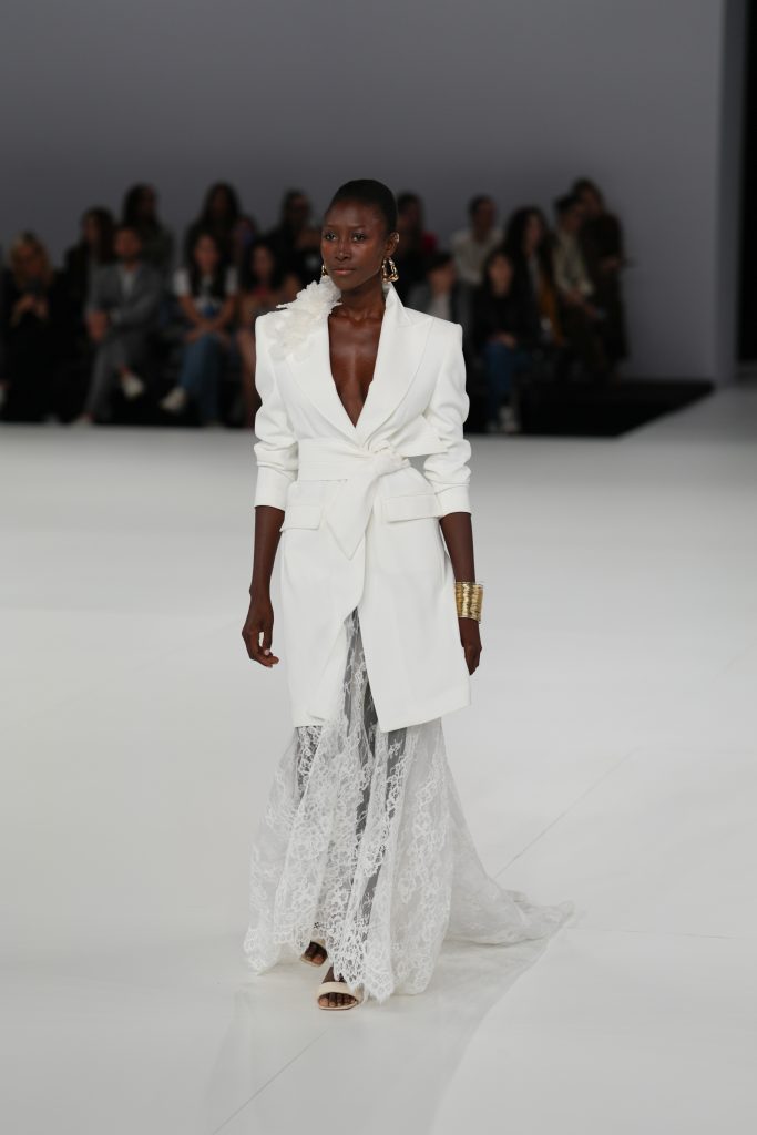 In questa foto la modella indossa un abito da sposa Helena 2026