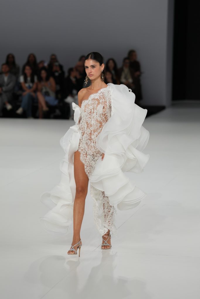 In questa foto la modella indossa un abito da sposa Helena 2026