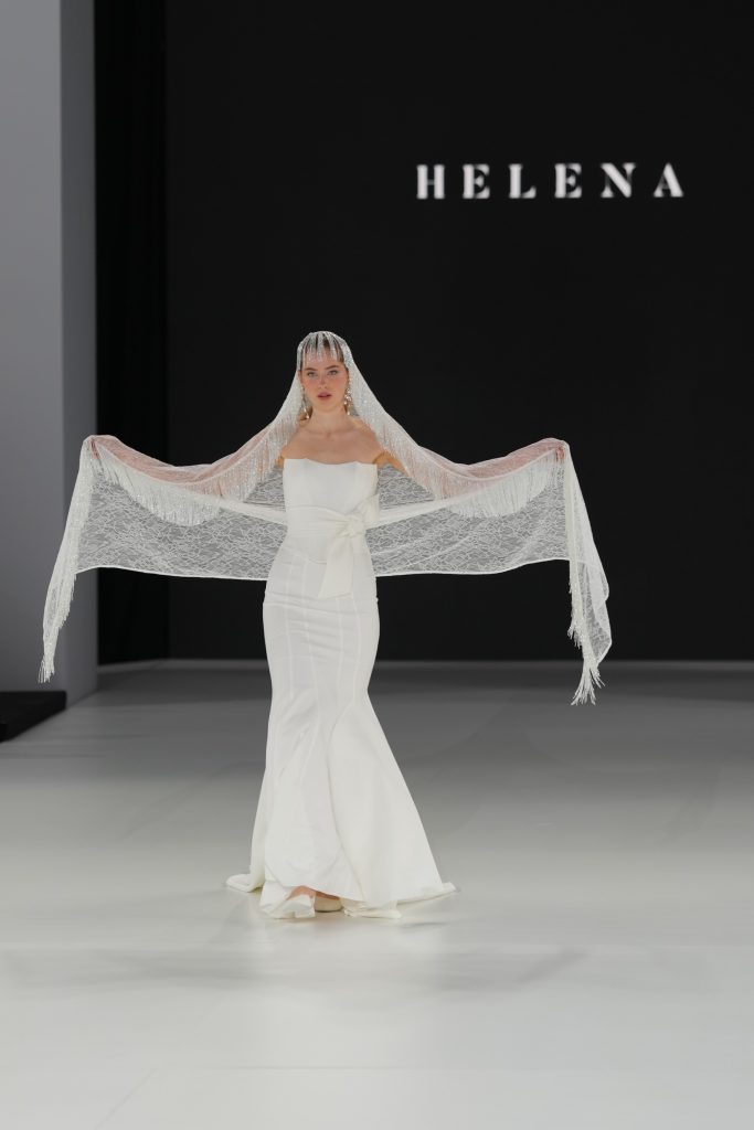 In questa foto la modella indossa un abito a sirena Helena 2026