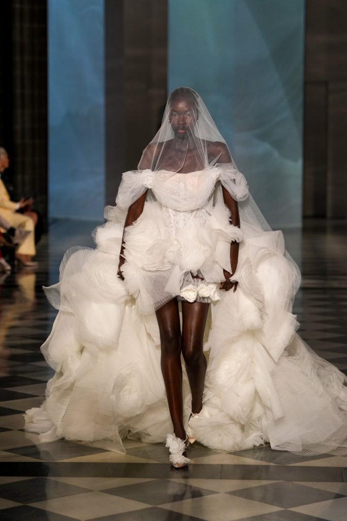 In questa foto la modella indossa un abito da sposa Milla Nova 2026