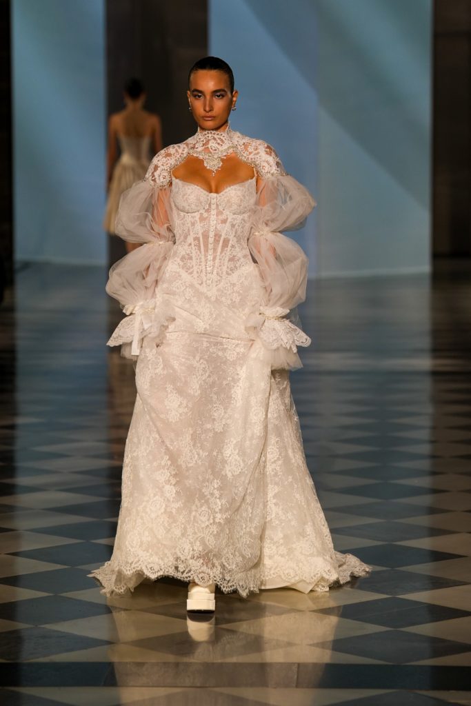 In questa foto la modella indossa un abito da sposa Milla Nova 2026