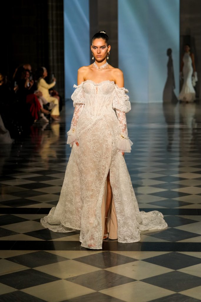 In questa foto la modella indossa un abito da sposa Milla Nova 2026