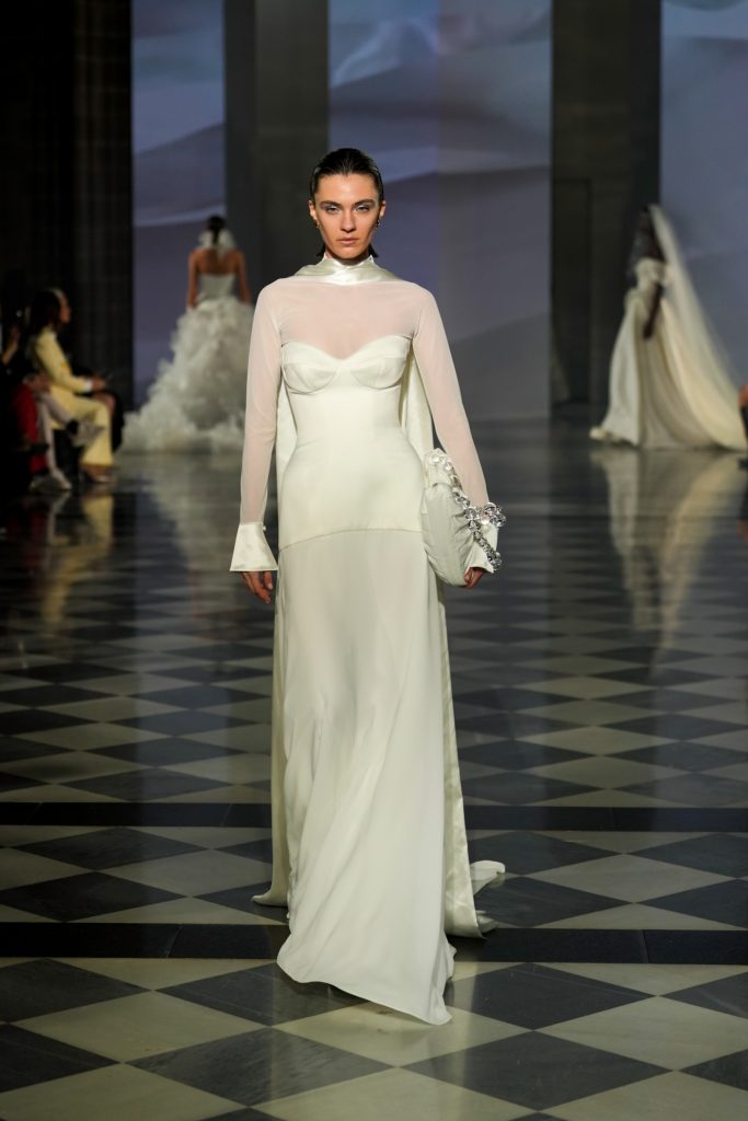 In questa foto la modella indossa un abito da sposa Milla Nova 2026 a maniche lunghe
