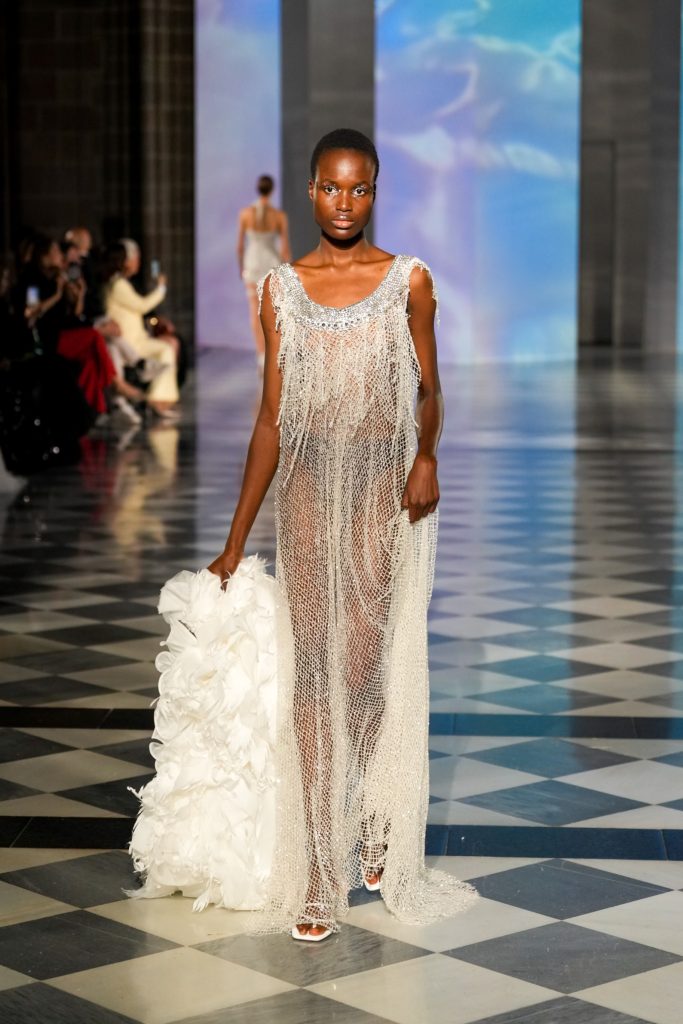 In questa foto la modella indossa un abito da sposa Milla Nova 2026
