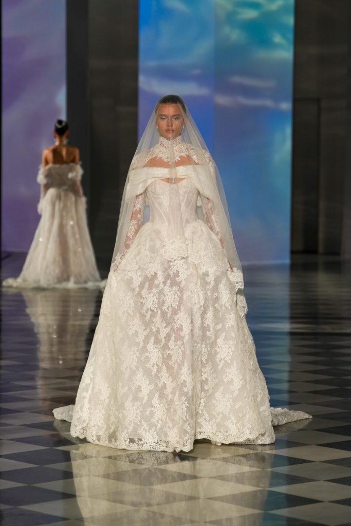 In questa foto la modella indossa un abito da sposa Milla Nova 2026