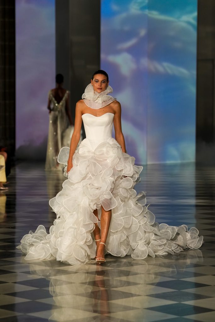 In questa foto la modella indossa un abito da sposa Milla Nova 2026