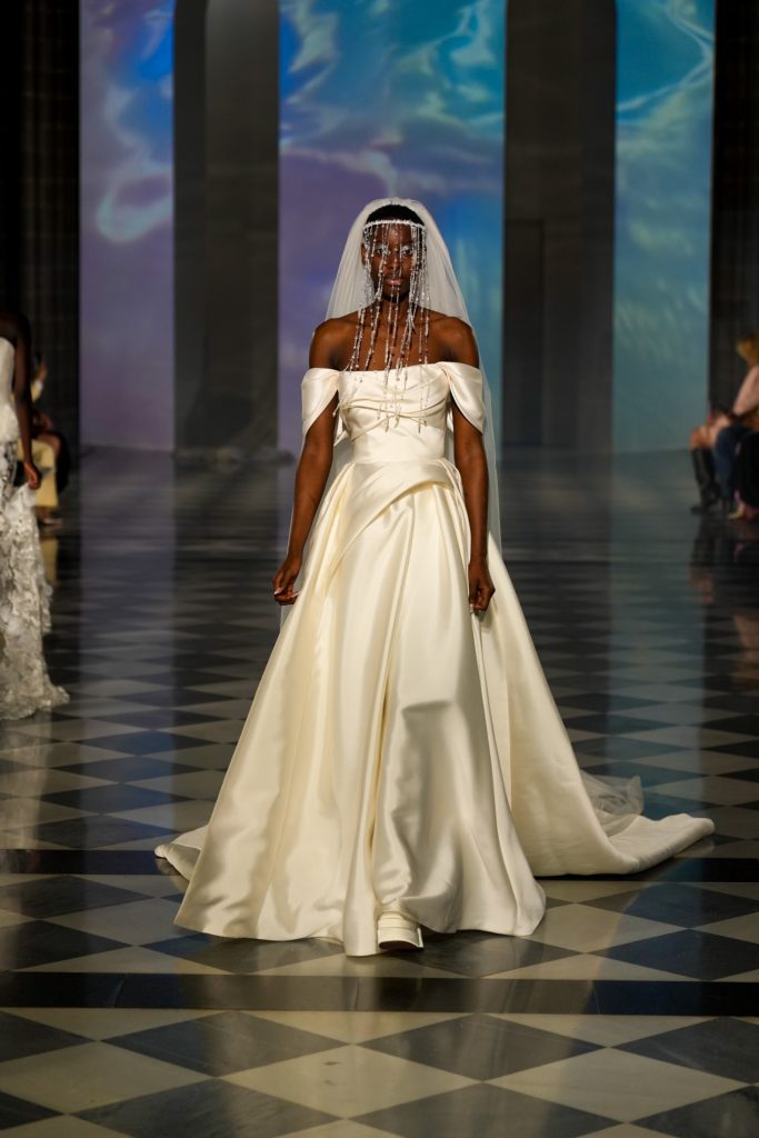 In questa foto la modella indossa un abito da sposa Milla Nova 2026
