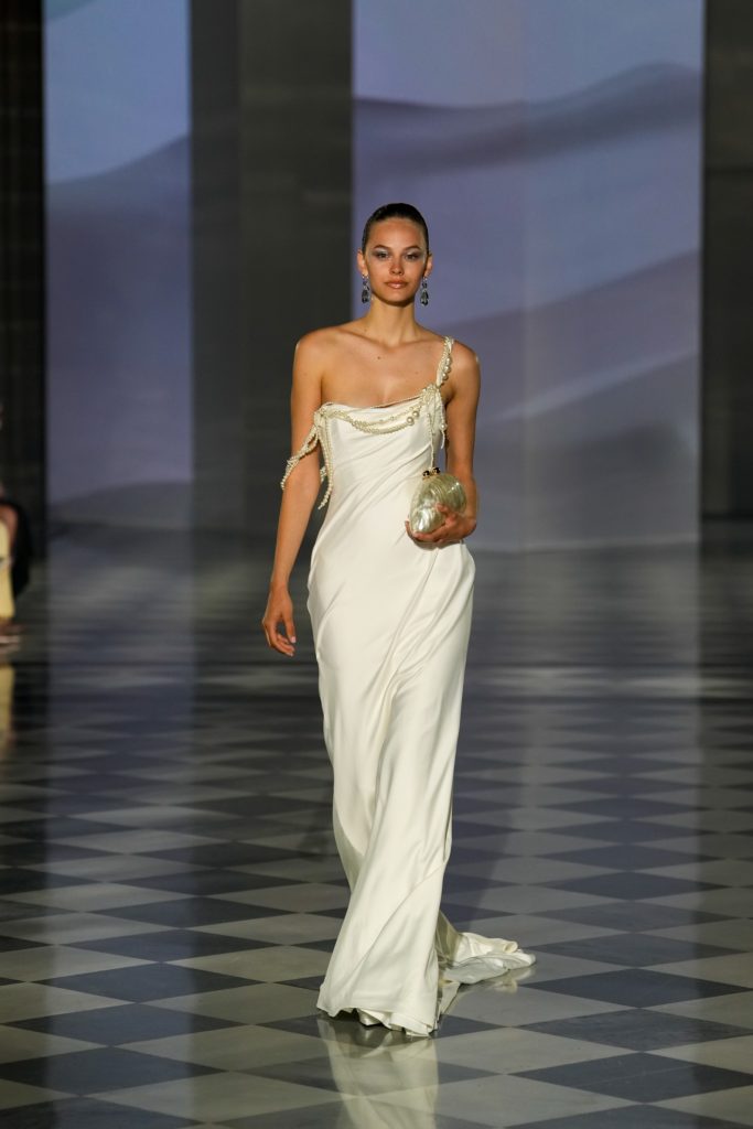 In questa foto la modella indossa un abito da sposa Milla Nova 2026