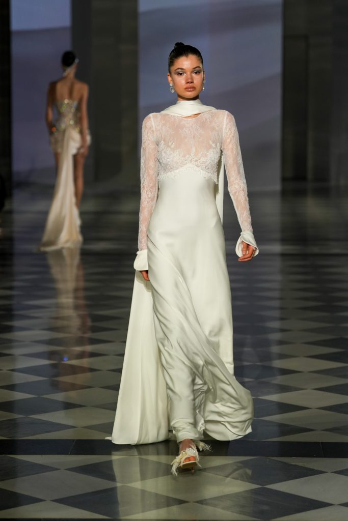 In questa foto la modella indossa un abito da sposa Milla Nova 2026 in pizzo