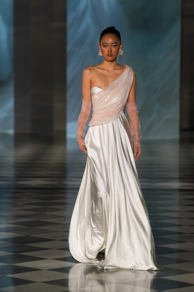 In questa foto la modella indossa un abito da sposa Milla Nova 2026 asimmetrico