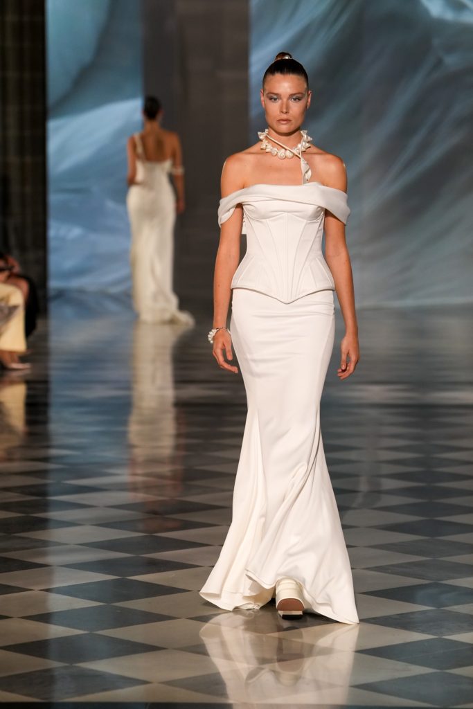 In questa foto la modella indossa un abito da sposa Milla Nova 2026