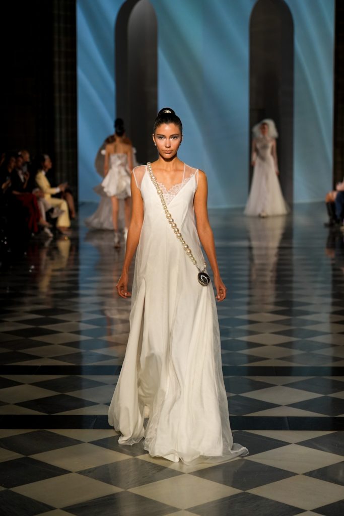 In questa foto la modella indossa un abito da sposa Milla Nova 2026
