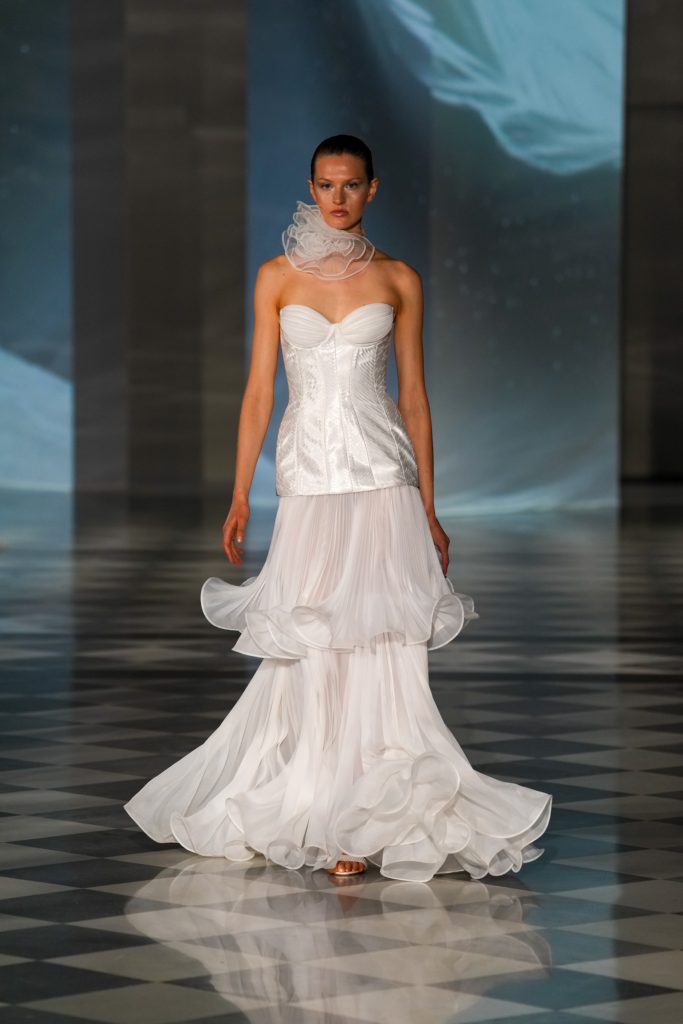 In questa foto la modella indossa un abito da sposa Milla Nova 2026