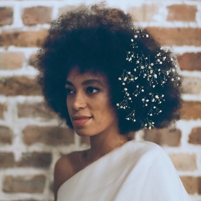 In questa foto il look afro naturale di Solange Knowles con fiorellini