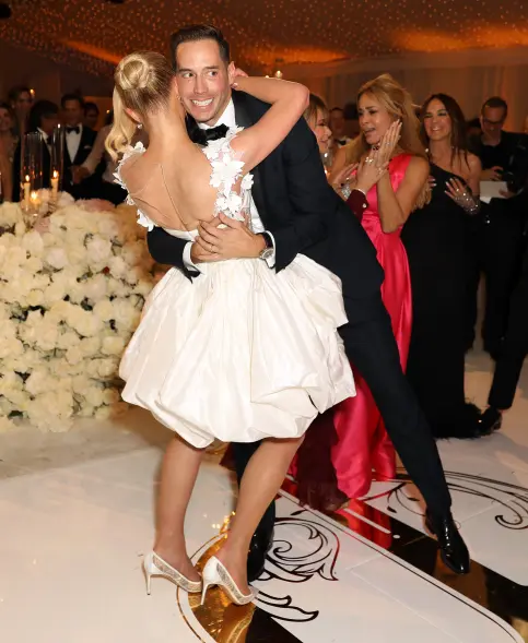 In questa foto Paris Hilton il giorno delle nozze con un raccolto elegante e frangia ciuffo laterale