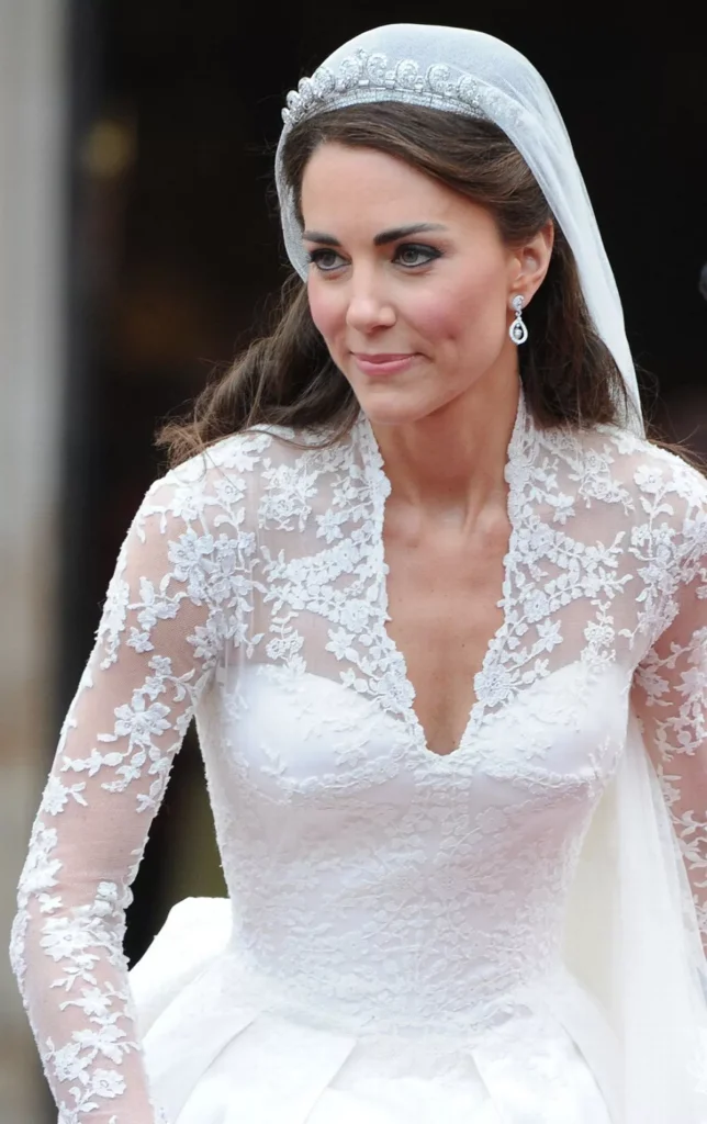 In questa foto la principessa Kate Middleton il giorno delle sue nozze, con un'acconciatura semi raccolta e tiara