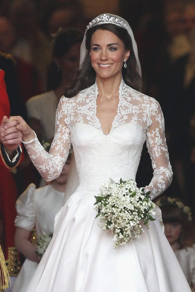In questa foto la principessa Kate Middleton il giorno delle sue nozze, con un'acconciatura semi raccolta e tiara