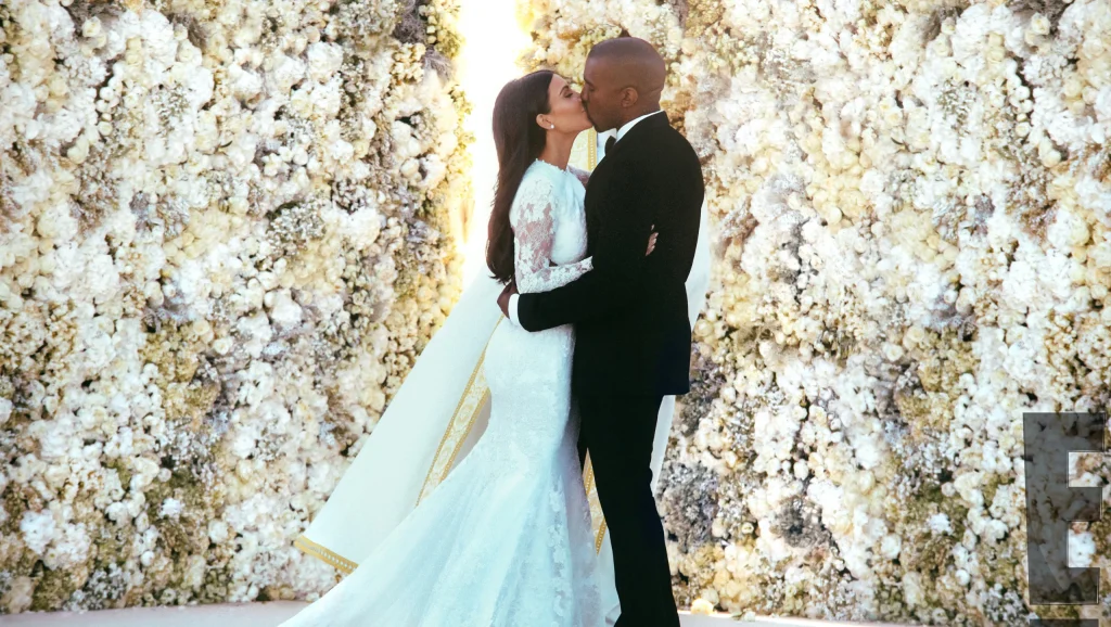 In questa foto Kim Kardashian nel giorno delle nozze con West, con un'acconciatura ad onde morbide e riga centrale