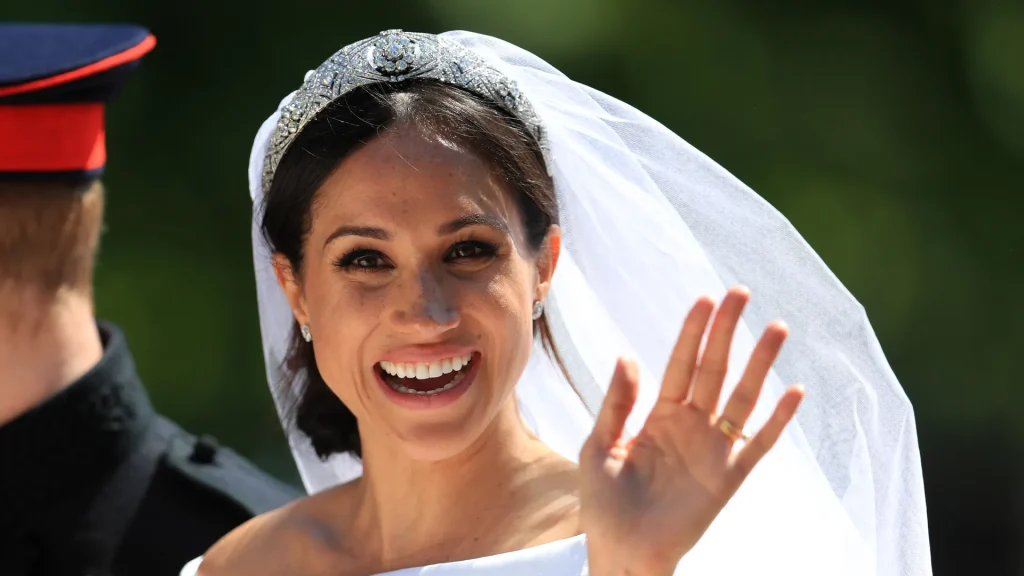 In questa foto Meghan Markle il giorno del matrimonio con un raccolto spettinato