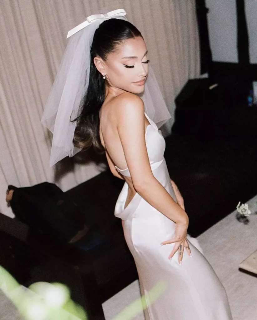 In questa foto Ariana Grande il giorno delle nozze, con un'acconciatura semi raccolta 