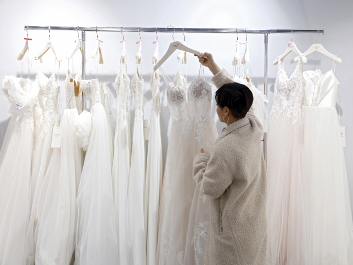 In questa foto abiti da sposa in esposizione alla barcelona bridal fashion week