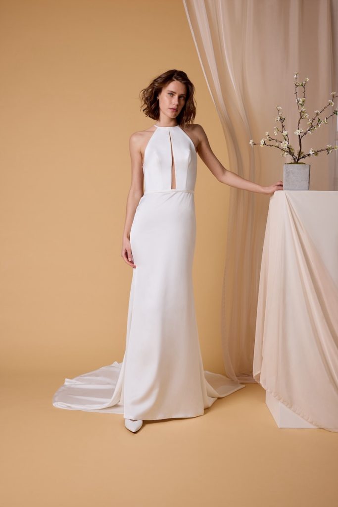 In questa foto, una modella che indossa un abito da sposa scivolato in satin triacetato della collezione sposa Nagae 2026