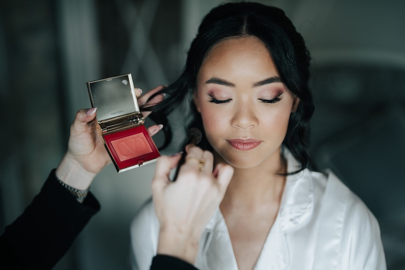 In questa una sposa durante una prova trucco prima del matrimonio