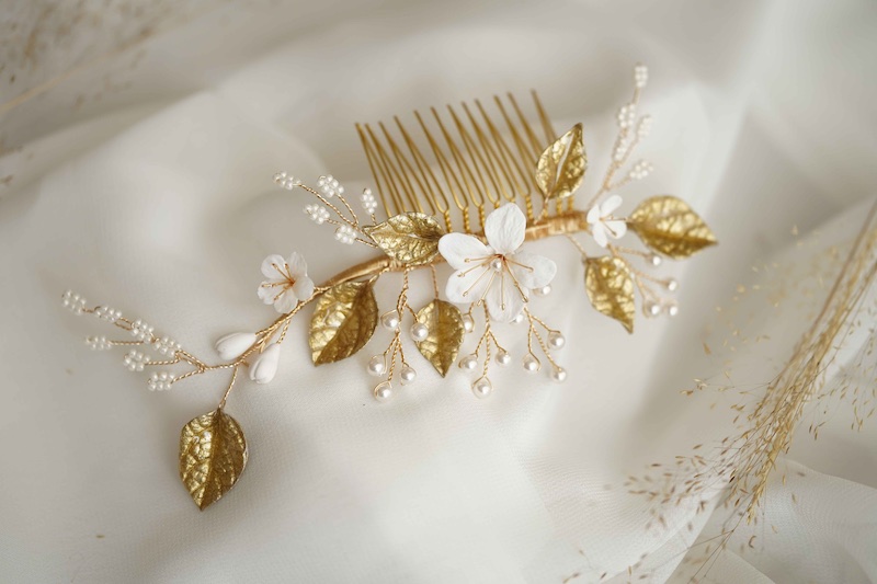 In questa foto un accessorio per capelli da sposa tra le 10 cose da non dimenticare per il giorno del matrimonio