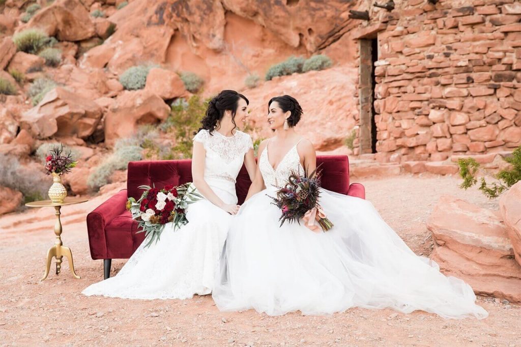 In questa foto due spose nel deserto, in abito da sposa